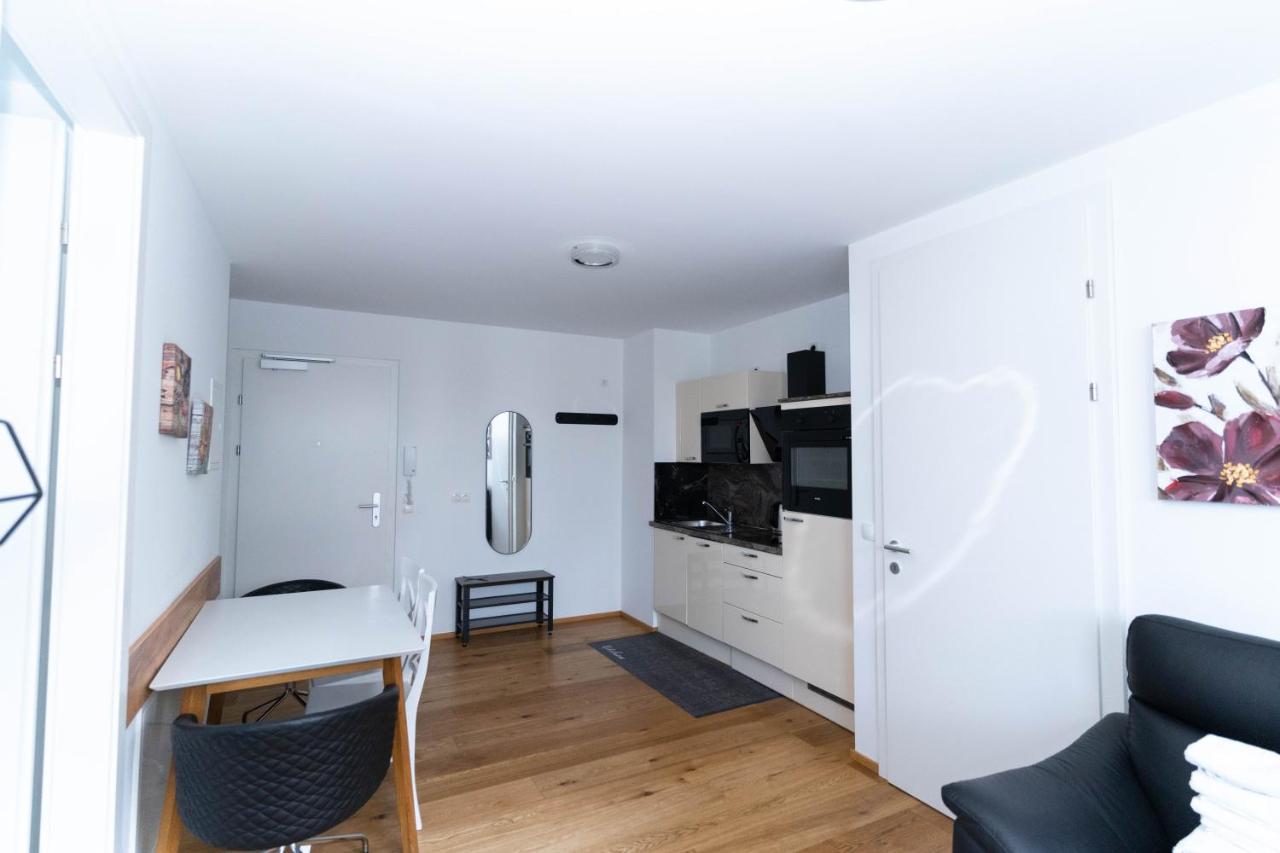 Modern Apartment With Tiny Garden Near City Center Відень Екстер'єр фото