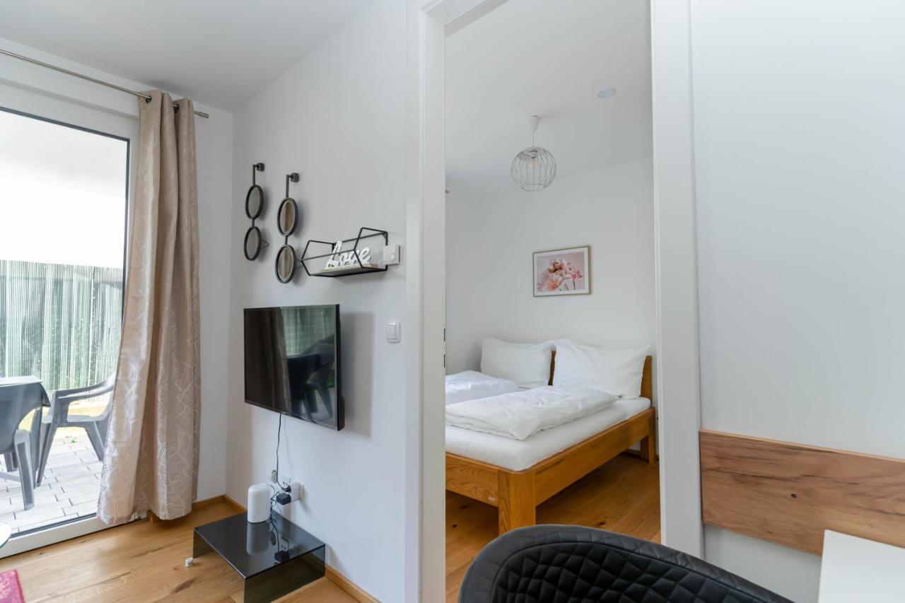 Modern Apartment With Tiny Garden Near City Center Відень Екстер'єр фото
