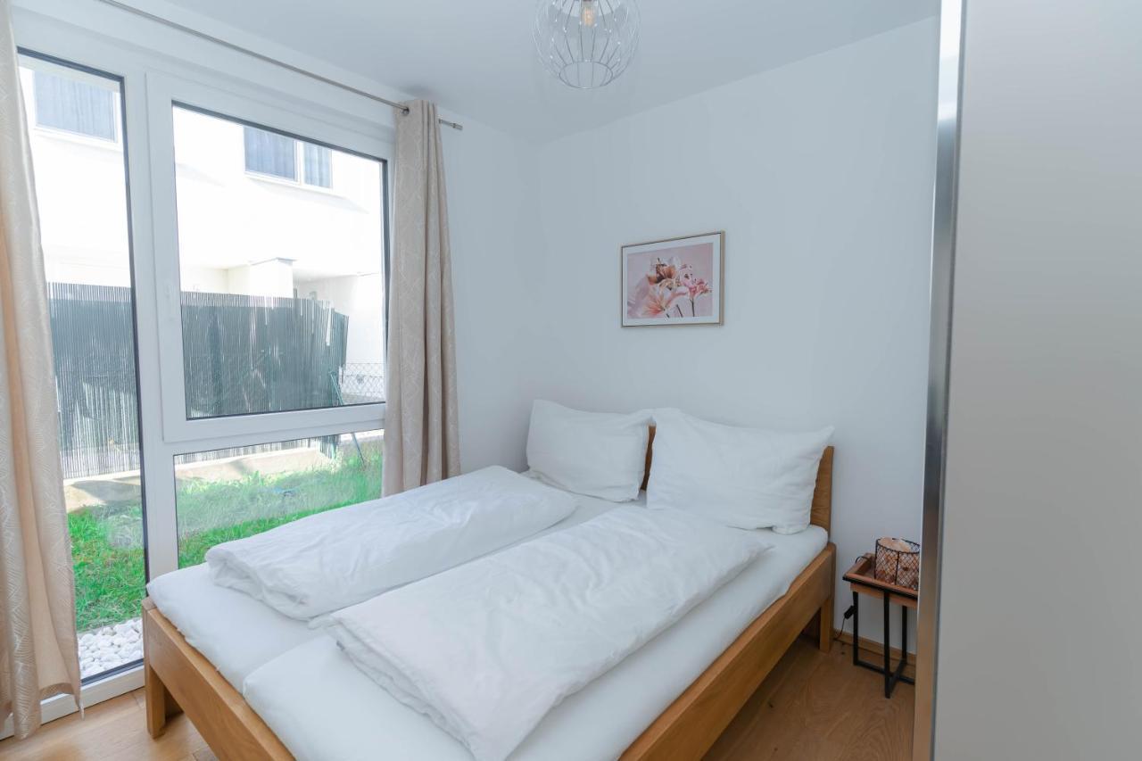 Modern Apartment With Tiny Garden Near City Center Відень Екстер'єр фото