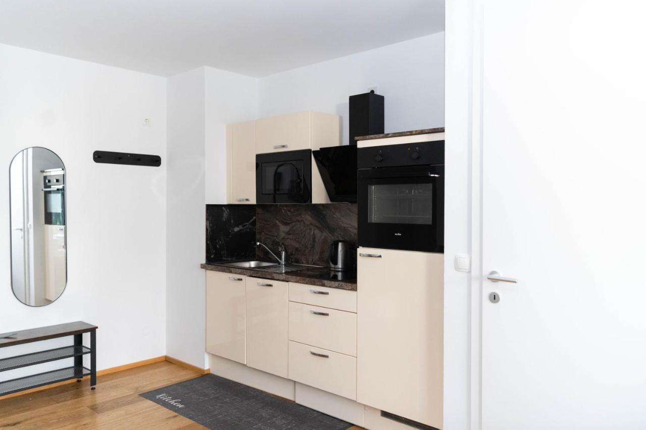 Modern Apartment With Tiny Garden Near City Center Відень Екстер'єр фото