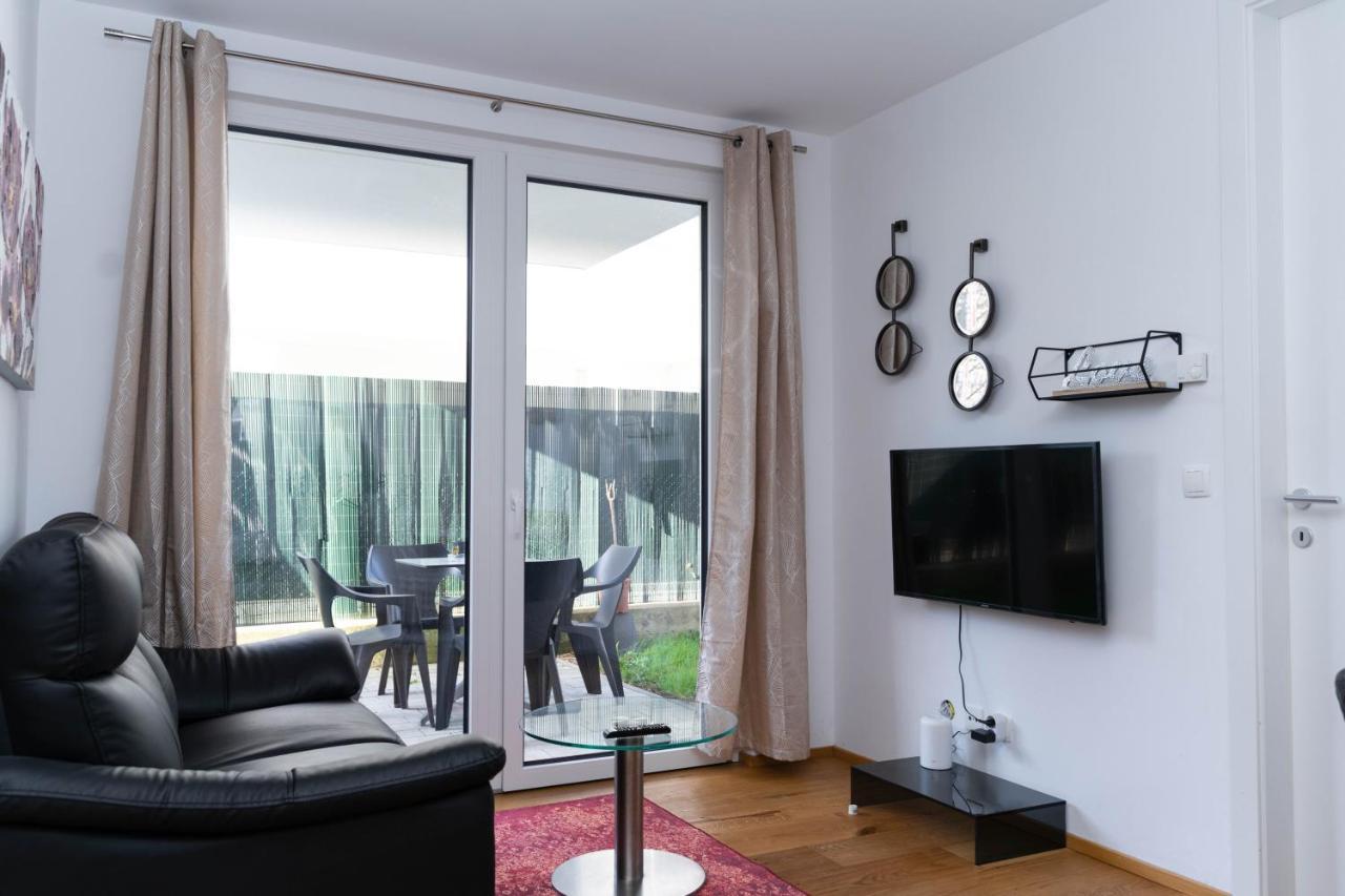 Modern Apartment With Tiny Garden Near City Center Відень Екстер'єр фото