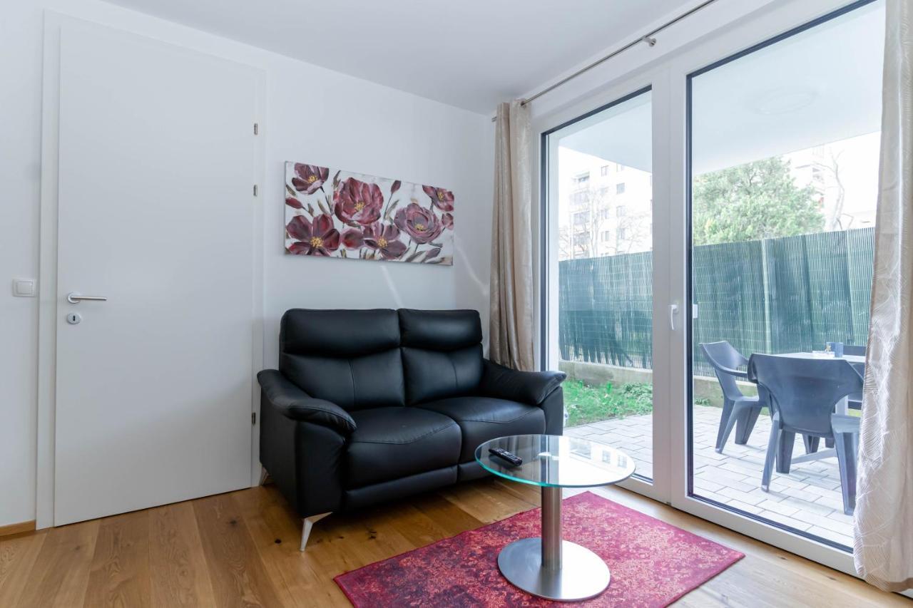Modern Apartment With Tiny Garden Near City Center Відень Екстер'єр фото